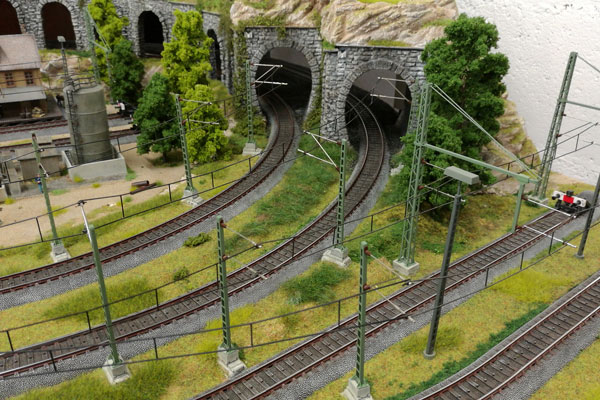 Plastico ferroviario "Una moderna cittadina tedesca" binari