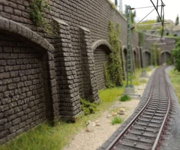 Plastico ferroviario "Una moderna cittadina tedesca" binario