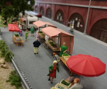 Plastico ferroviario "Una moderna cittadina tedesca" ombrellone rosso