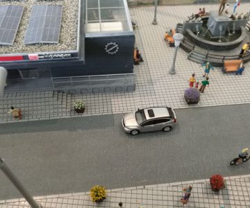 Plastico ferroviario "Una moderna cittadina tedesca" piazza e auto
