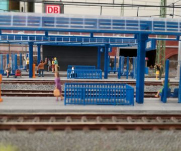 Plastico ferroviario "Una moderna cittadina tedesca" stazione blu