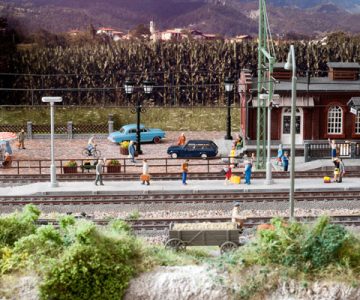 Plastico ferroviario "A picco sul lago" stazione e gente