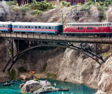 Plastico ferroviario "A picco sul lago" treno e ponte