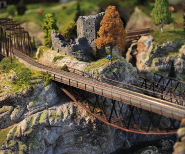 Plastico ferroviario "Trekking e pesca" ponte e albero