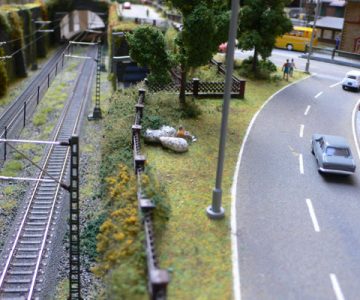 Plastico ferroviario "Il Villaggio" binari e strada