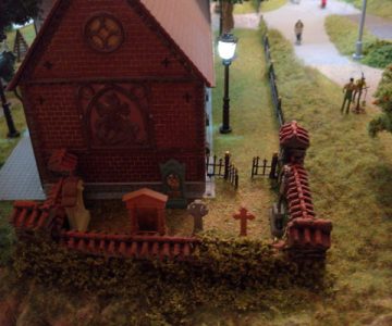 Plastico ferroviario "Un villaggio pieno di vita" cimitero