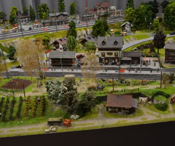 Plastico ferroviario "Un villaggio pieno di vita" panoramica