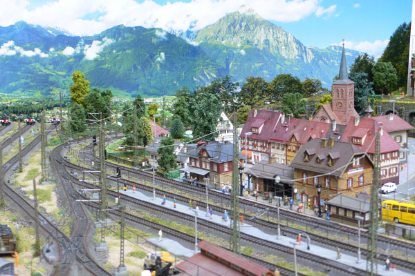 Plastico ferroviario "Il Villaggio" vista montagne