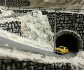 Plastico ferroviario "Diorama innevato da libreria" auto gialla