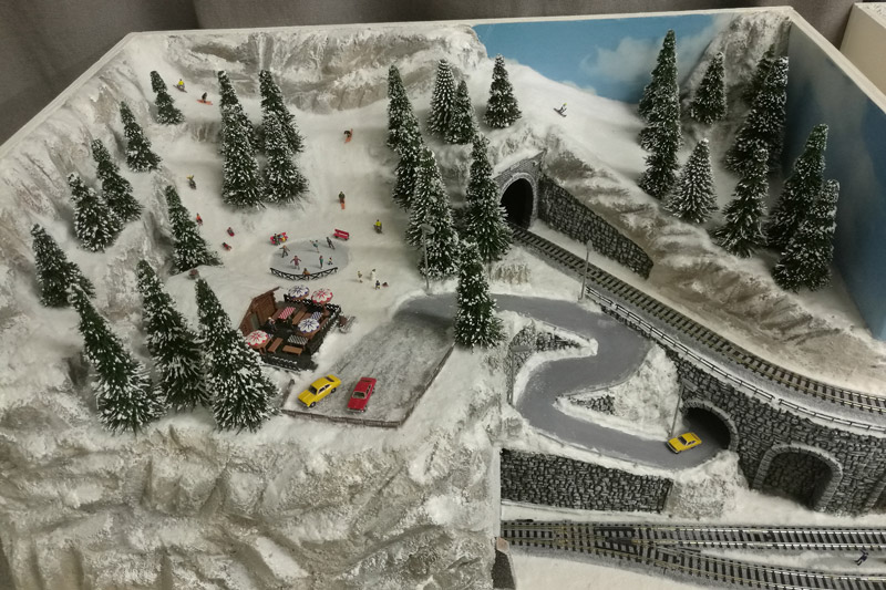 Plastico ferroviario "Diorama innevato da libreria" visione panoramica