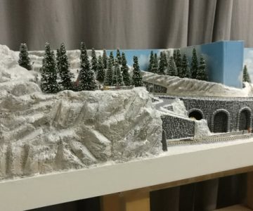 Plastico ferroviario "Diorama innevato da libreria" montagna