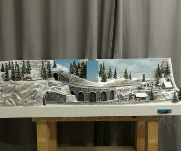 Plastico ferroviario "Diorama innevato da libreria" panoramica