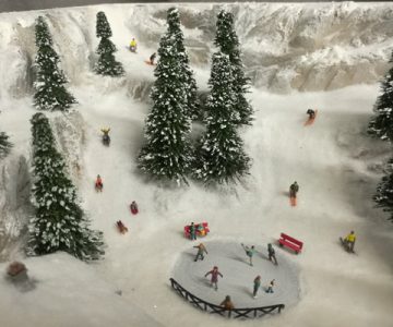 Plastico ferroviario "Diorama innevato da libreria" pattinaggio