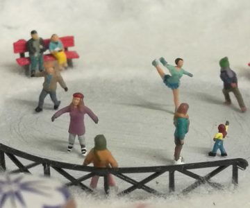 Plastico ferroviario "Diorama innevato da libreria" dettaglio pattinaggio