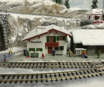 Plastico ferroviario "Diorama innevato da libreria" stazione