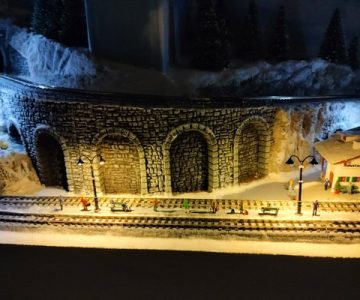 Plastico ferroviario "Diorama innevato da libreria" stazione di notte