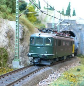 locomotiva di altri tempi esce da un tunnel