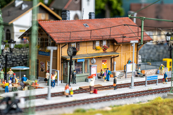 plastico ferroviario san gottardo stazione gente